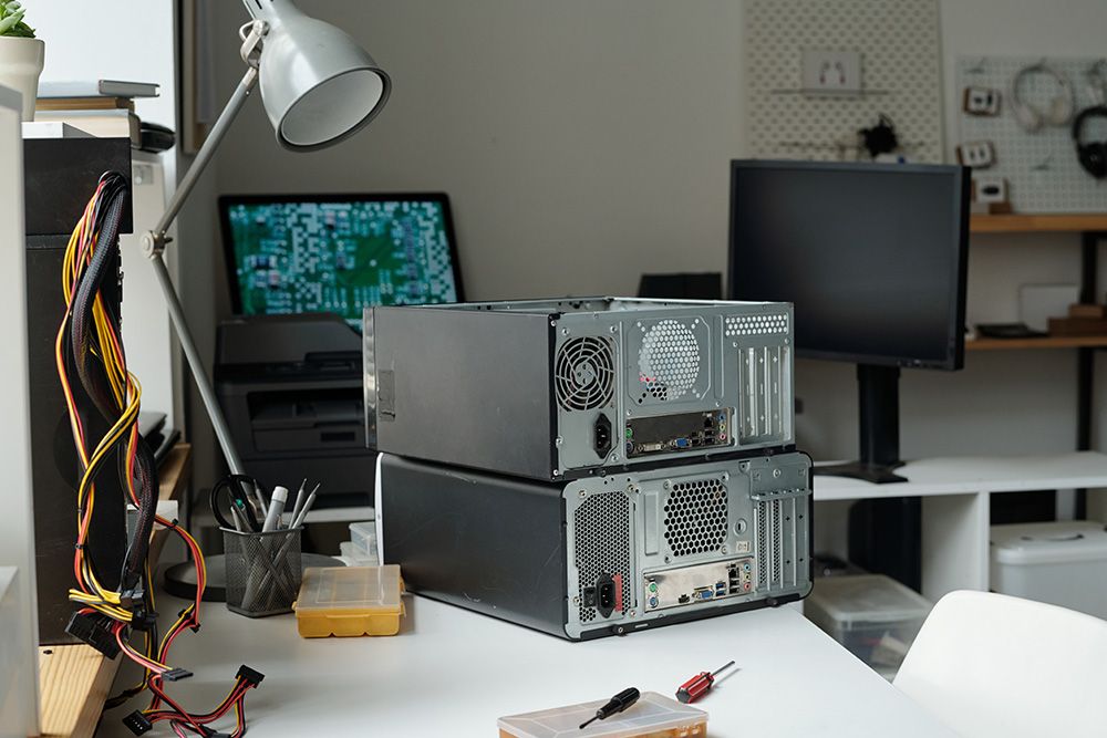 computer-hardware-on-engineer-workplace-2024-02-27-19-28-43-utc.jpg